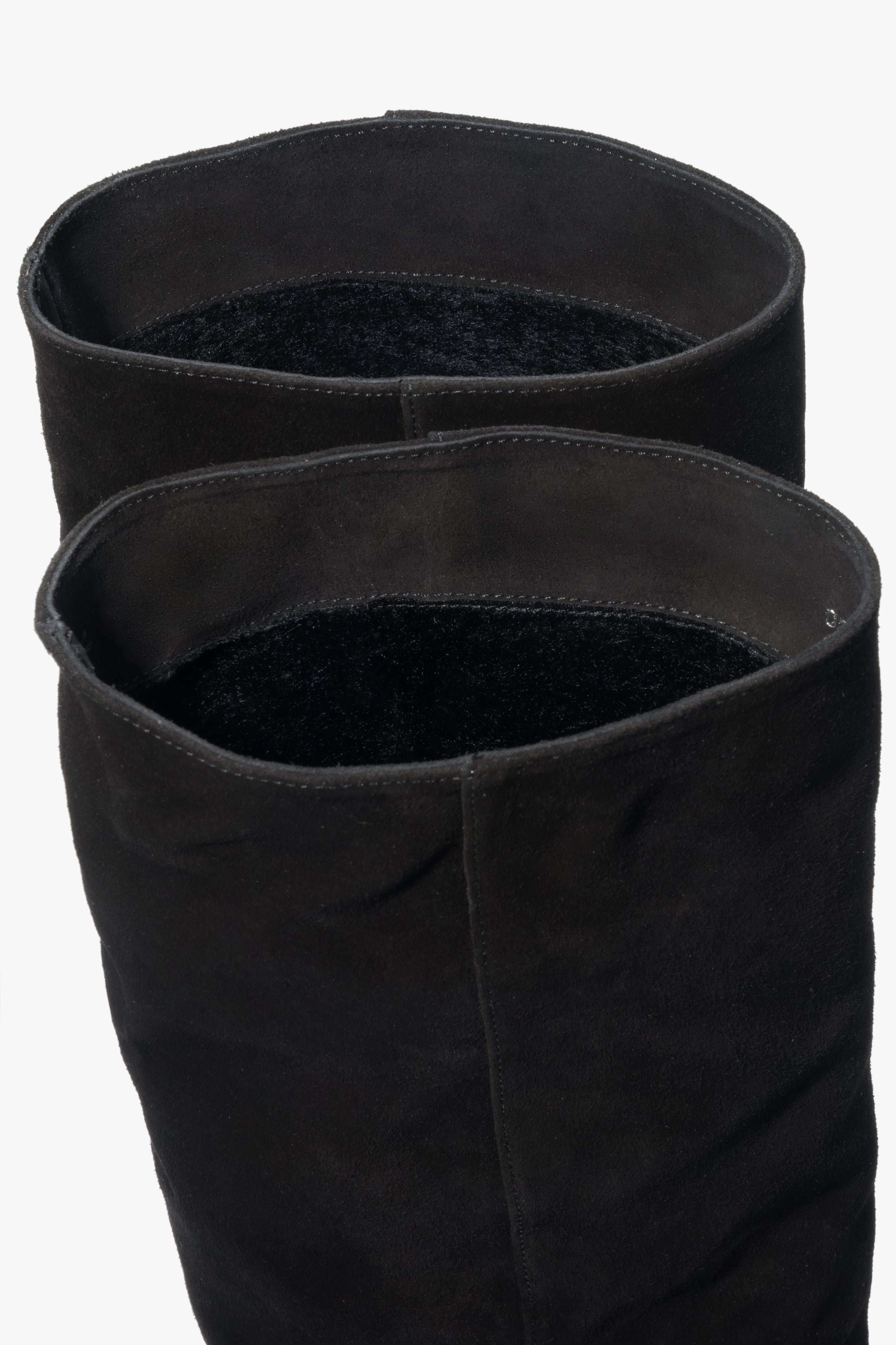 Blick von oben in den weiten Schaft, der das wärmende Flanellfutter im Inneren der Stiefel zeigt 