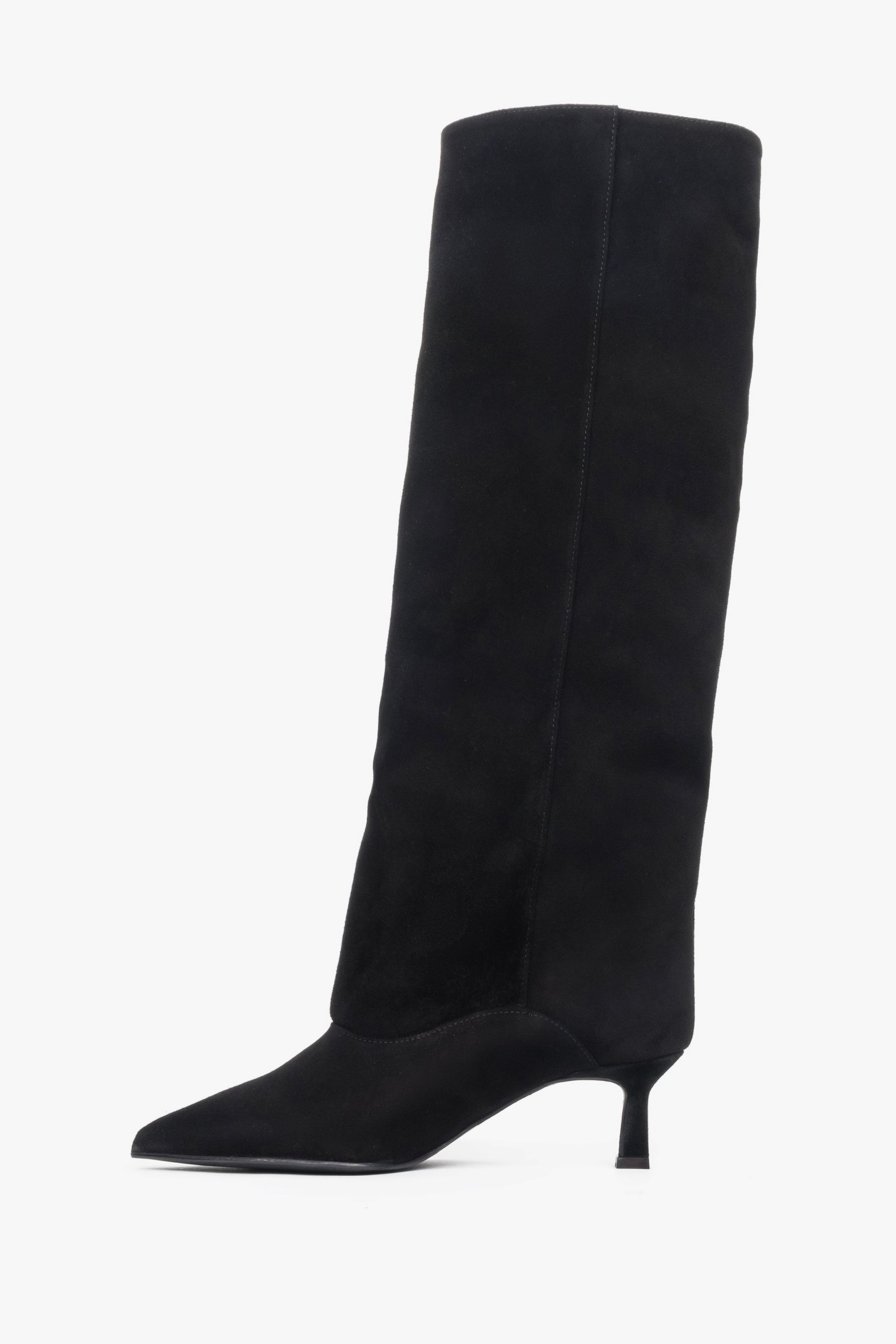 Seitenprofil des linken schwarzen Veloursstiefels, das die elegante Silhouette und die spitze Form 