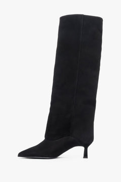 Seitenprofil des linken schwarzen Veloursstiefels, das die elegante Silhouette und die spitze Form 