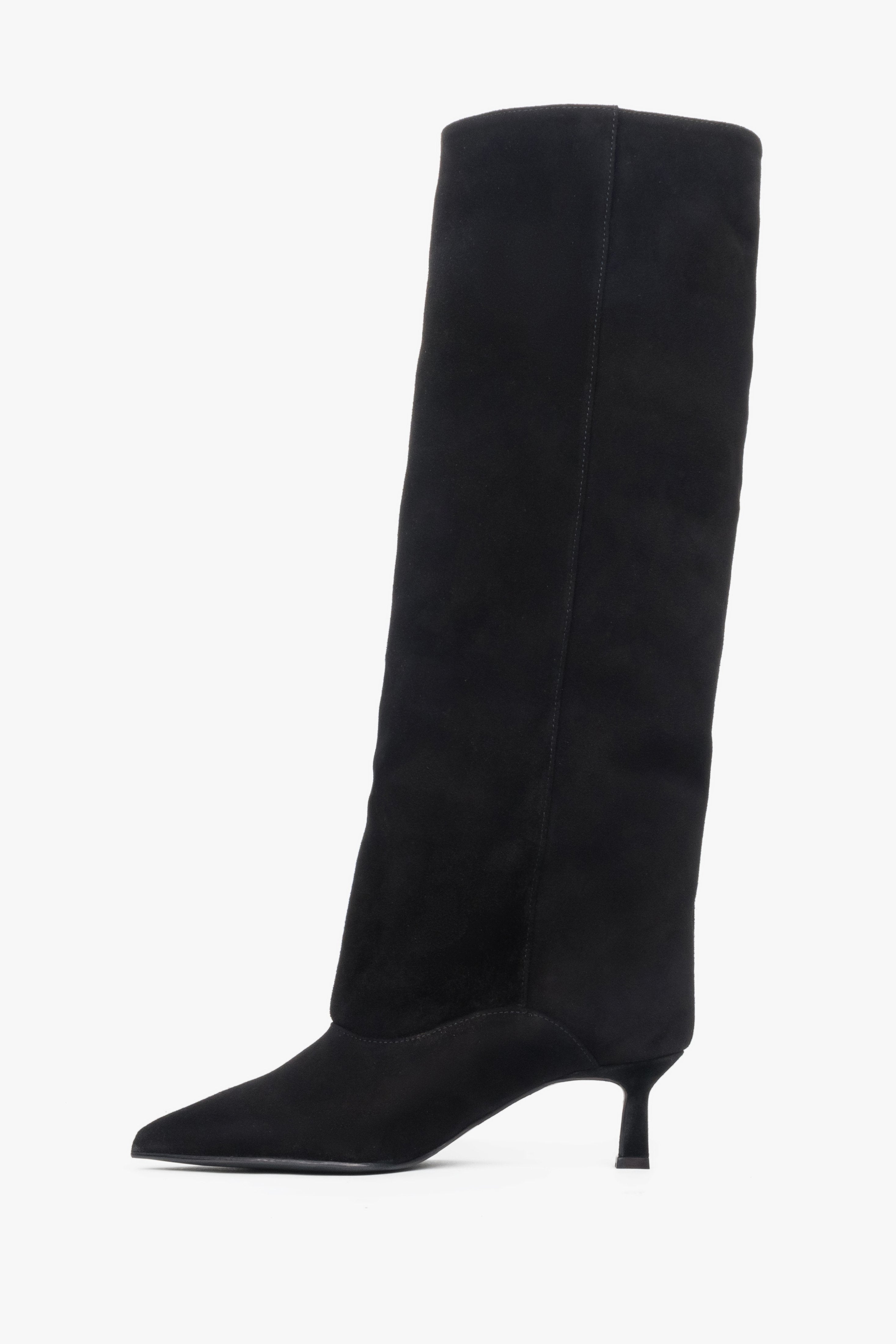 Seitenprofil des linken schwarzen Veloursstiefels, das die elegante Silhouette und die spitze Form 