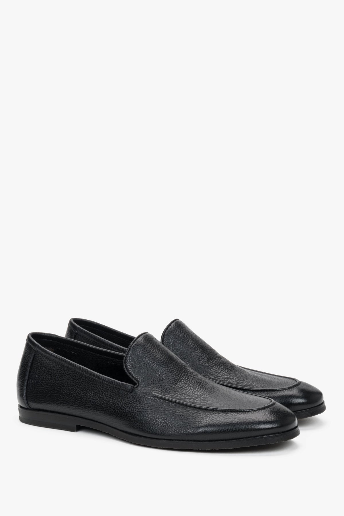 Schräge Seitenansicht der schwarzen eleganten Herren-Loafer aus Echtleder.