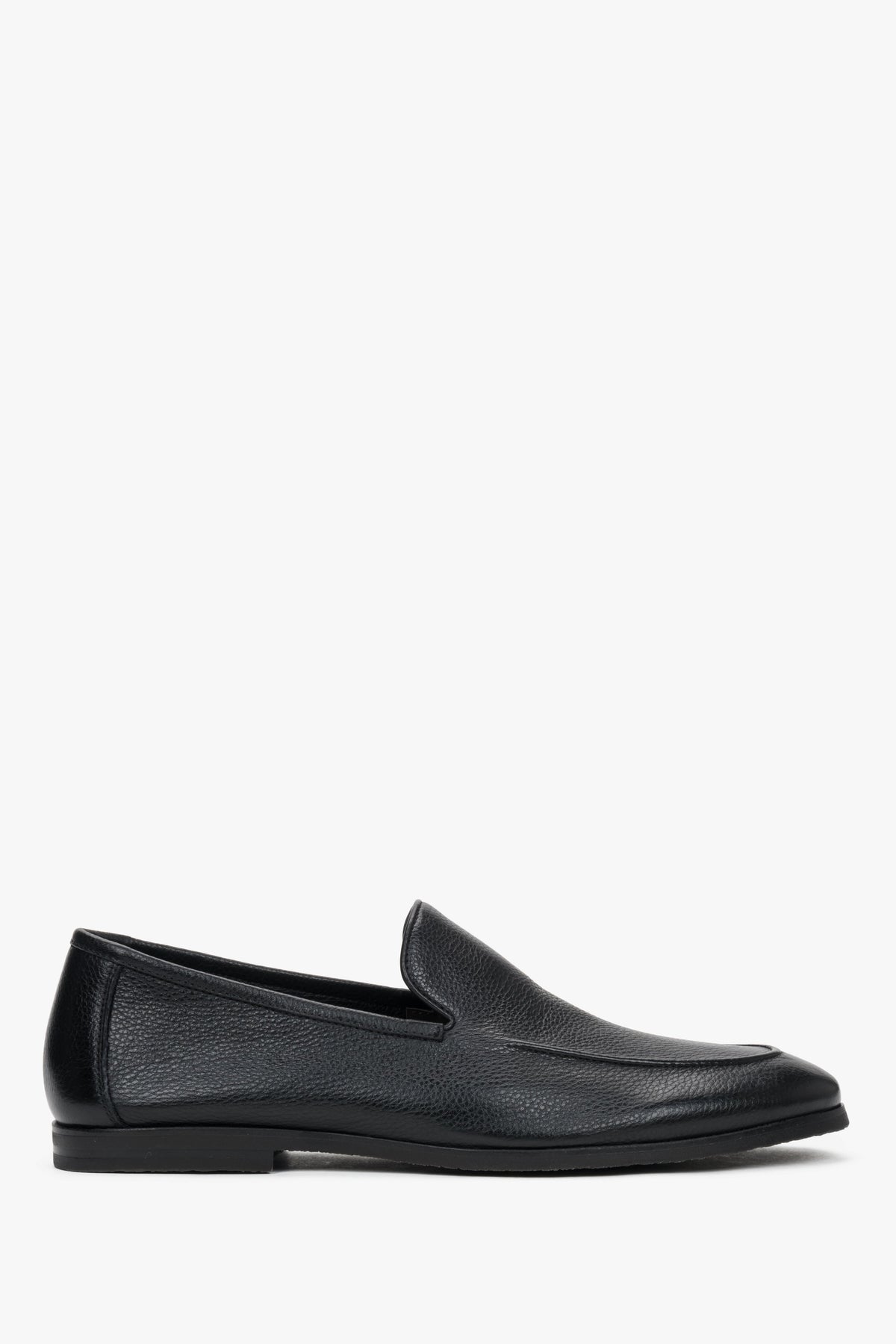 Flaches Seitenprofil der schwarzen Herren-Loafer aus Echtleder.
