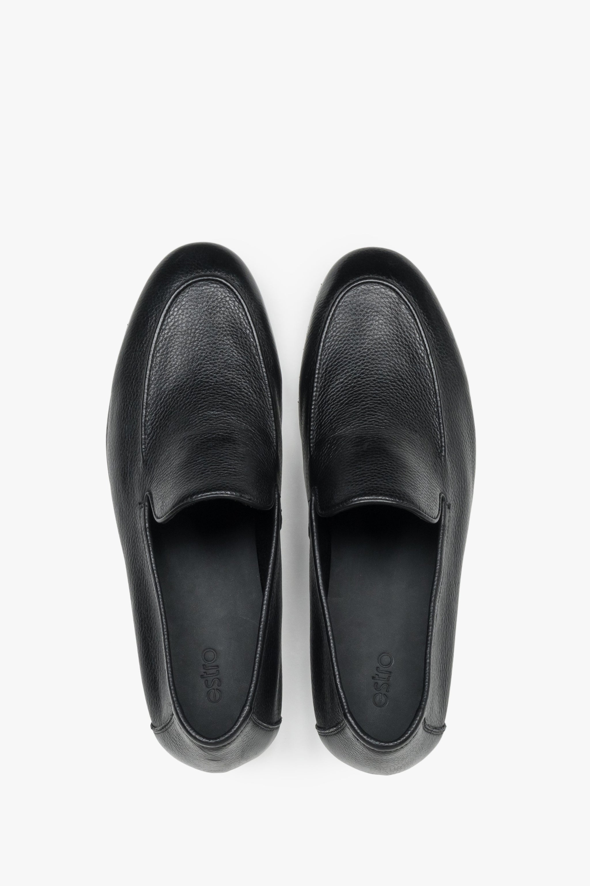 Draufsicht auf das Paar eleganter Herren-Loafer aus Echtleder in Schwarz.