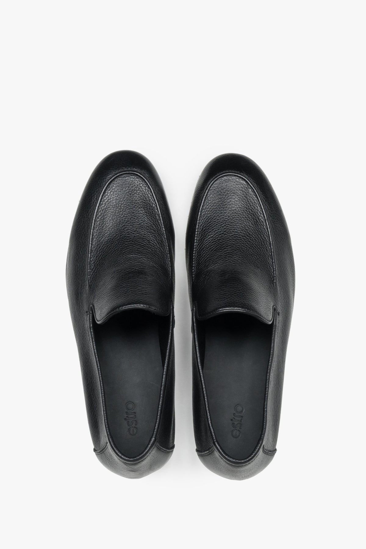 Draufsicht auf das Paar eleganter Herren-Loafer aus Echtleder in Schwarz.