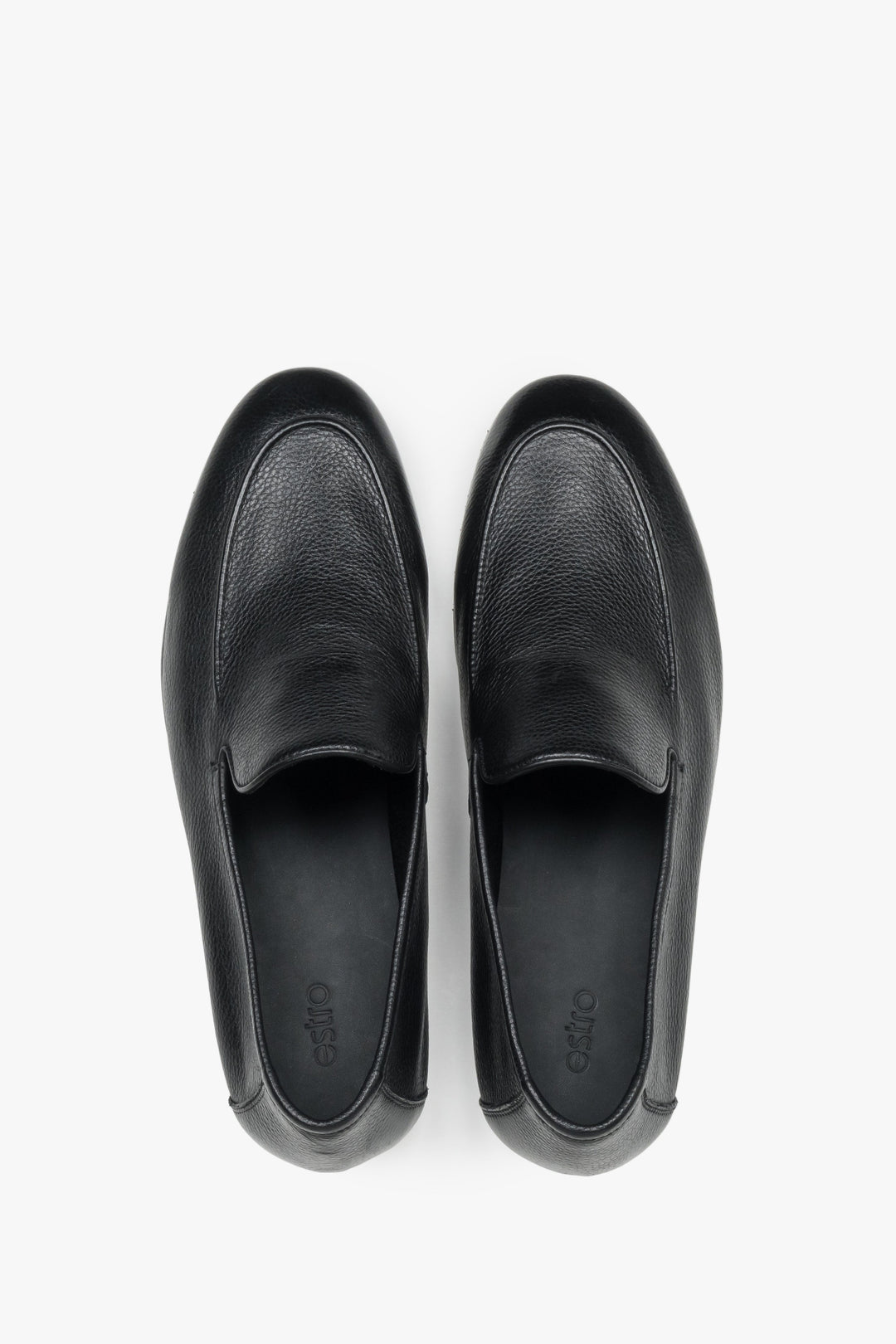 Draufsicht auf das Paar eleganter Herren-Loafer aus Echtleder in Schwarz.