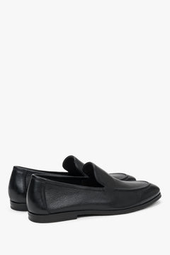 Rückwärtige Seitenansicht der flachen schwarzen Herren-Loafer.