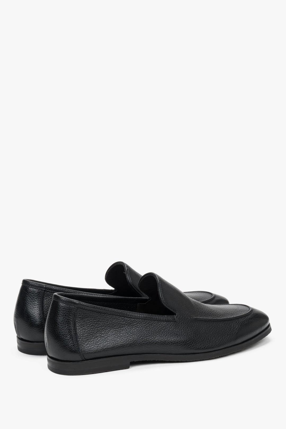 Rückwärtige Seitenansicht der flachen schwarzen Herren-Loafer.