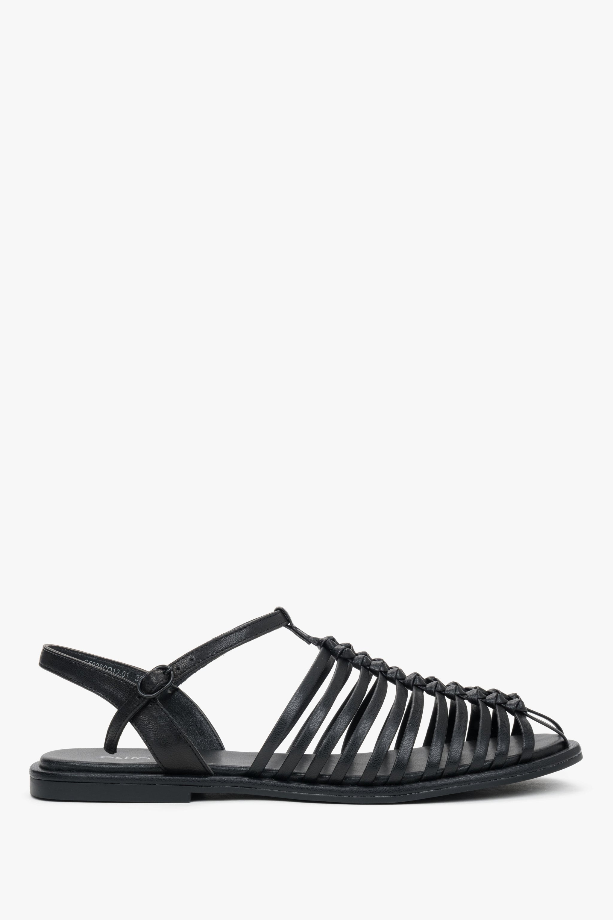 Schwarze Damen-Sandalen aus feinen Lederriemen im Fisherman-Stil.