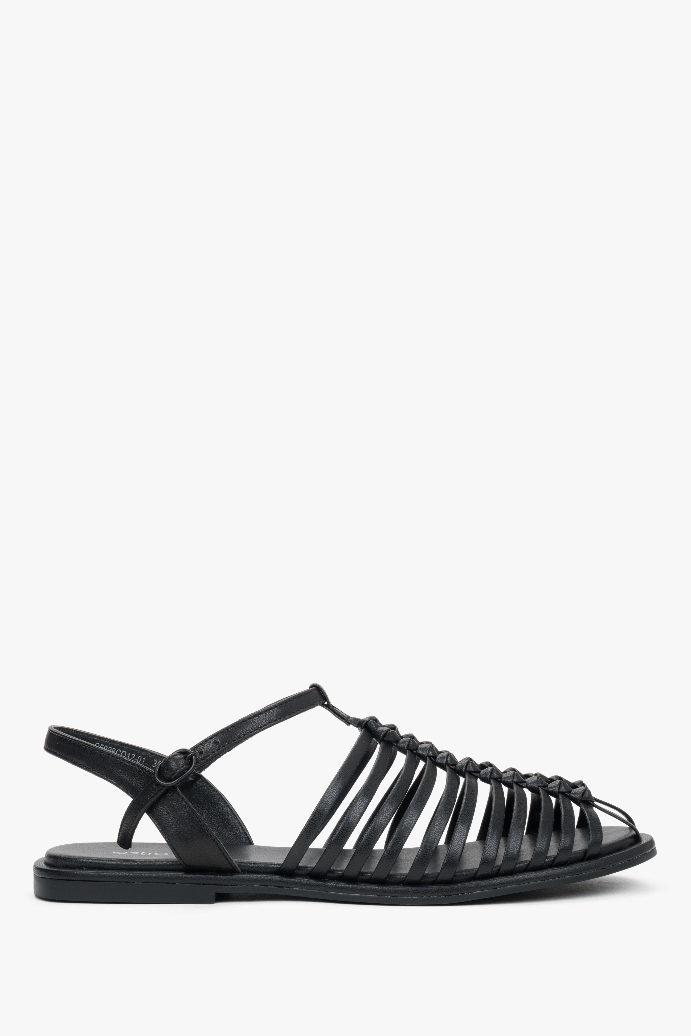 Schwarze Damen-Sandalen aus feinen Lederriemen im Fisherman-Stil.