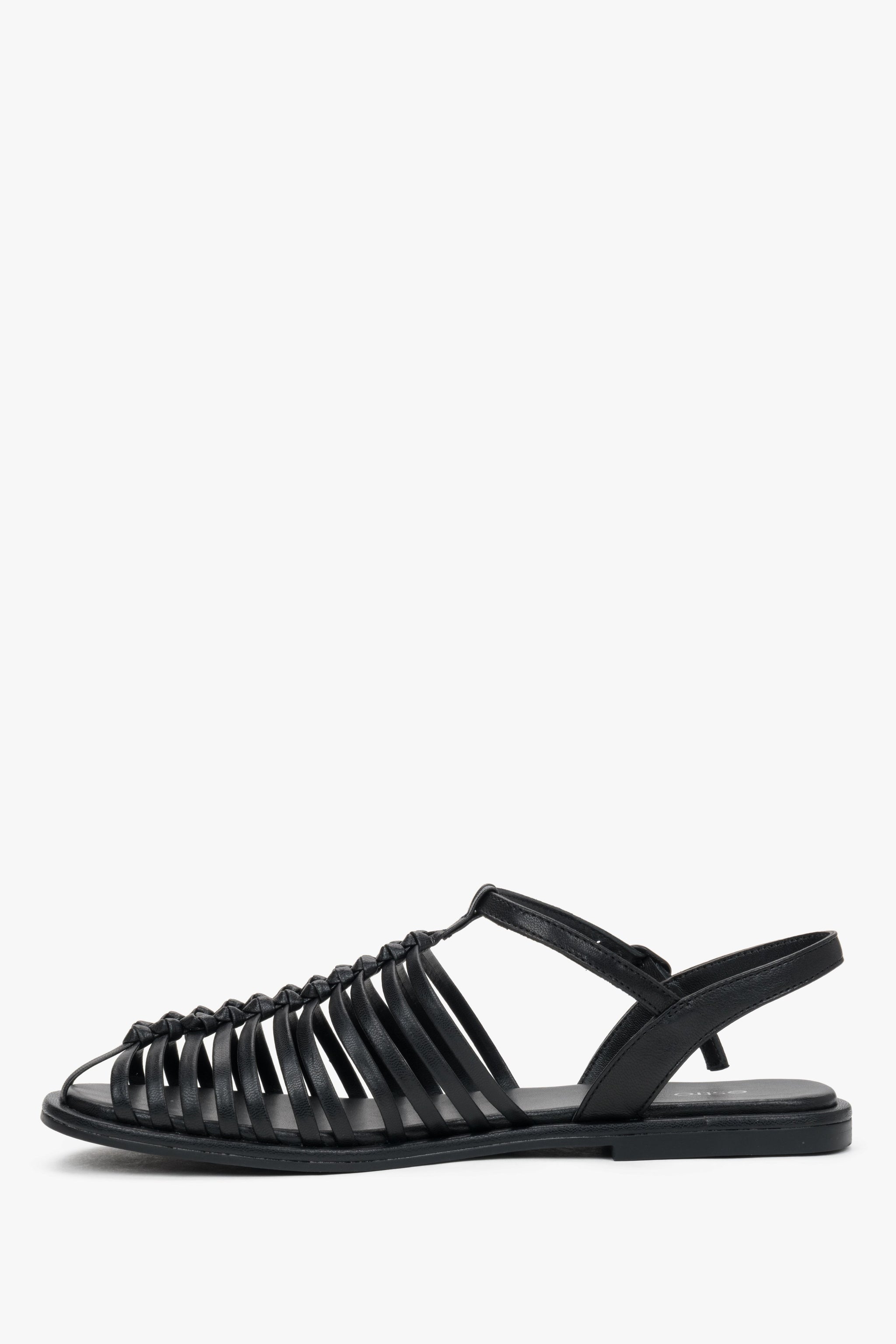 Seitenprofil der schwarzen Riemchensandalen mit verstellbarer Schnalle.