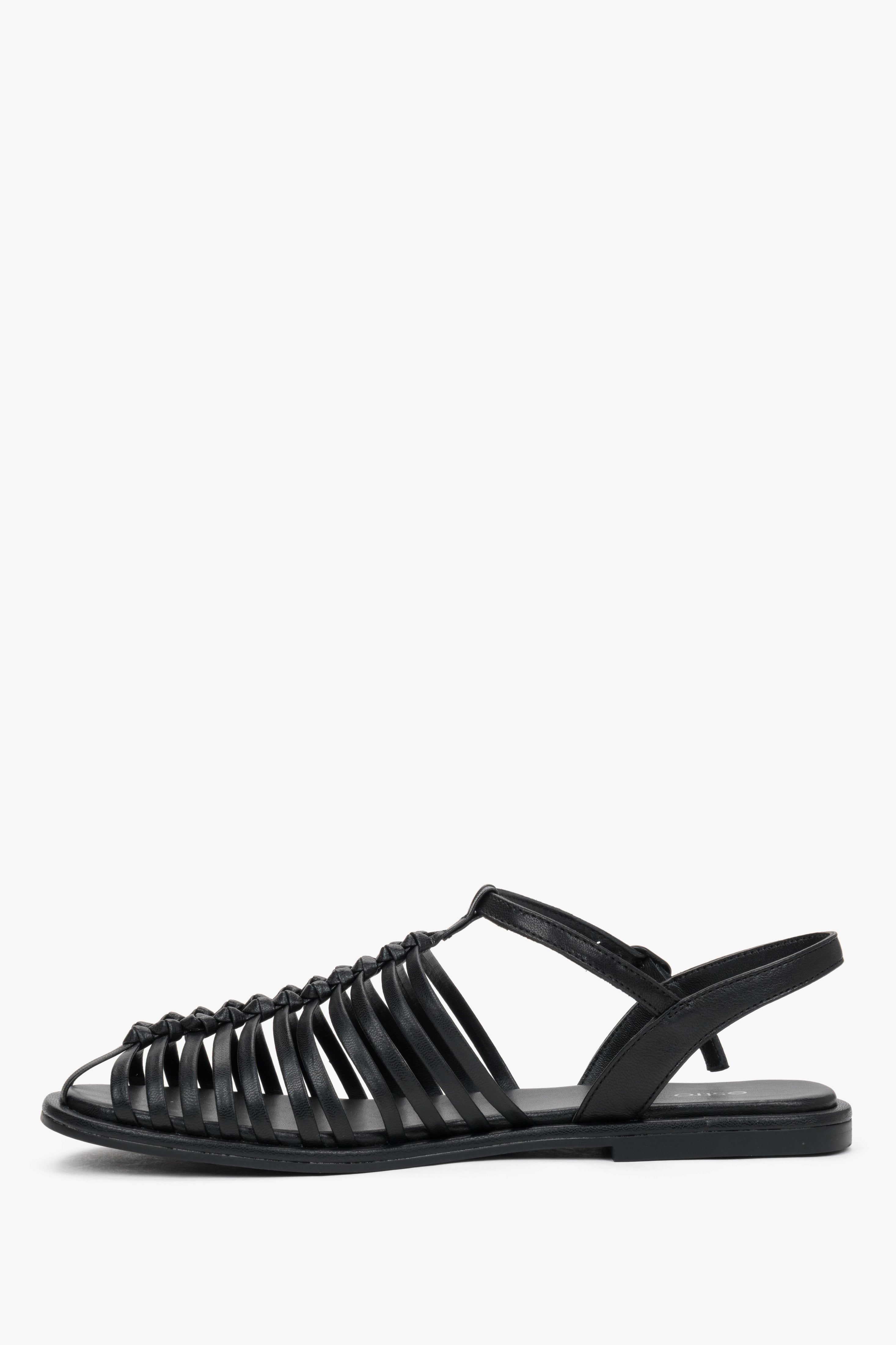 Seitenprofil der schwarzen Riemchensandalen mit verstellbarer Schnalle.