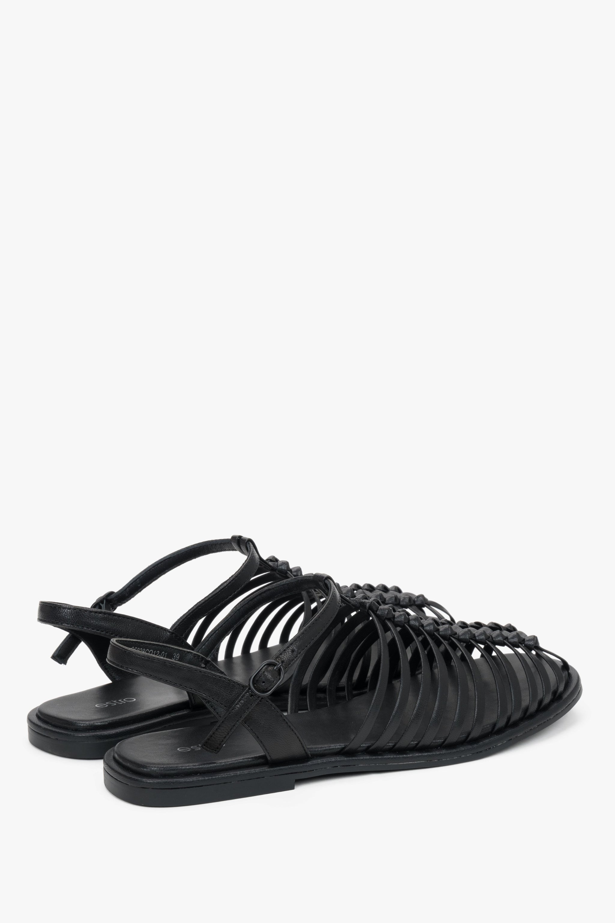 Rückansicht auf das Paar schwarzer Sandalen mit exklusiver Ledersohle.