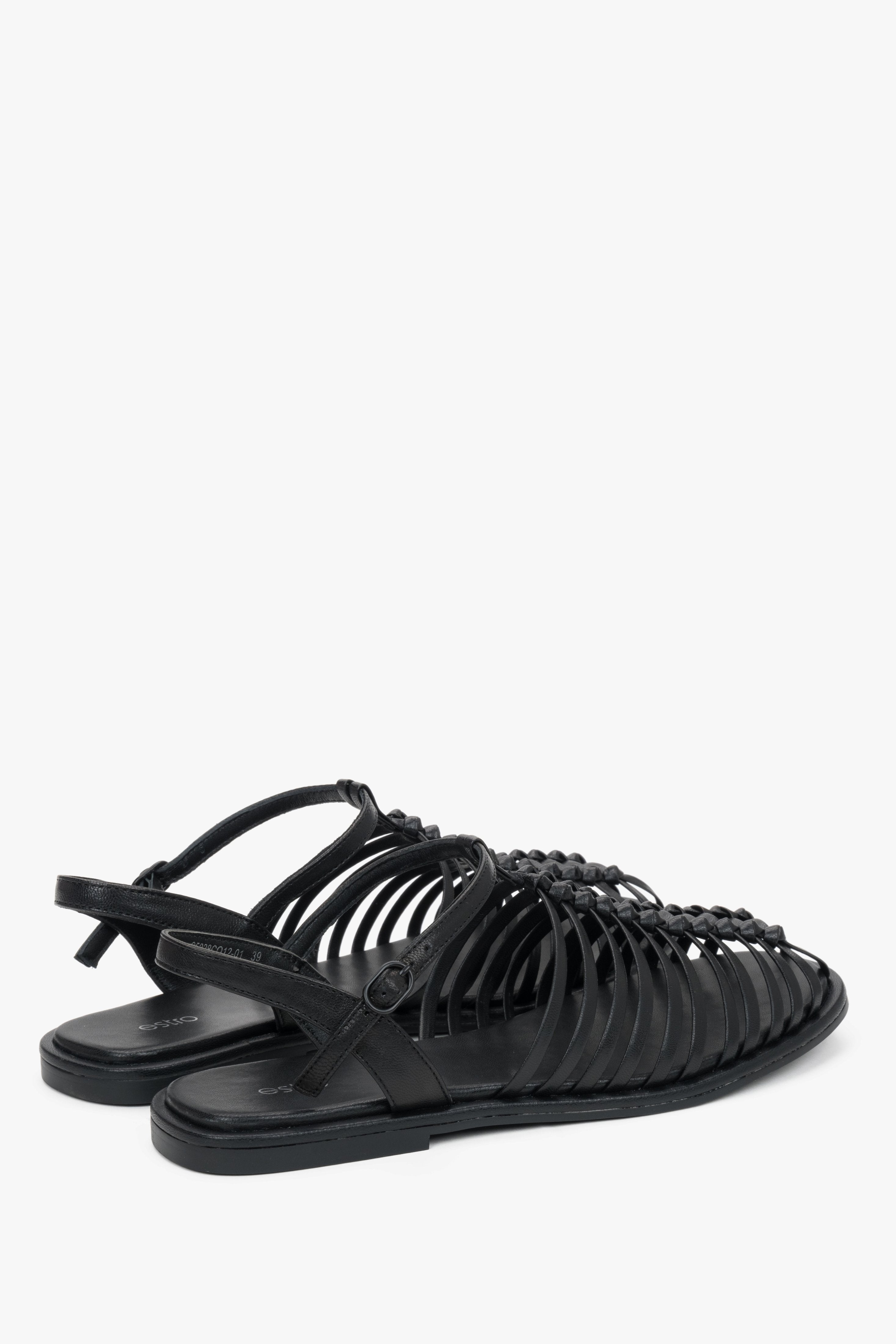 Rückansicht auf das Paar schwarzer Sandalen mit exklusiver Ledersohle.