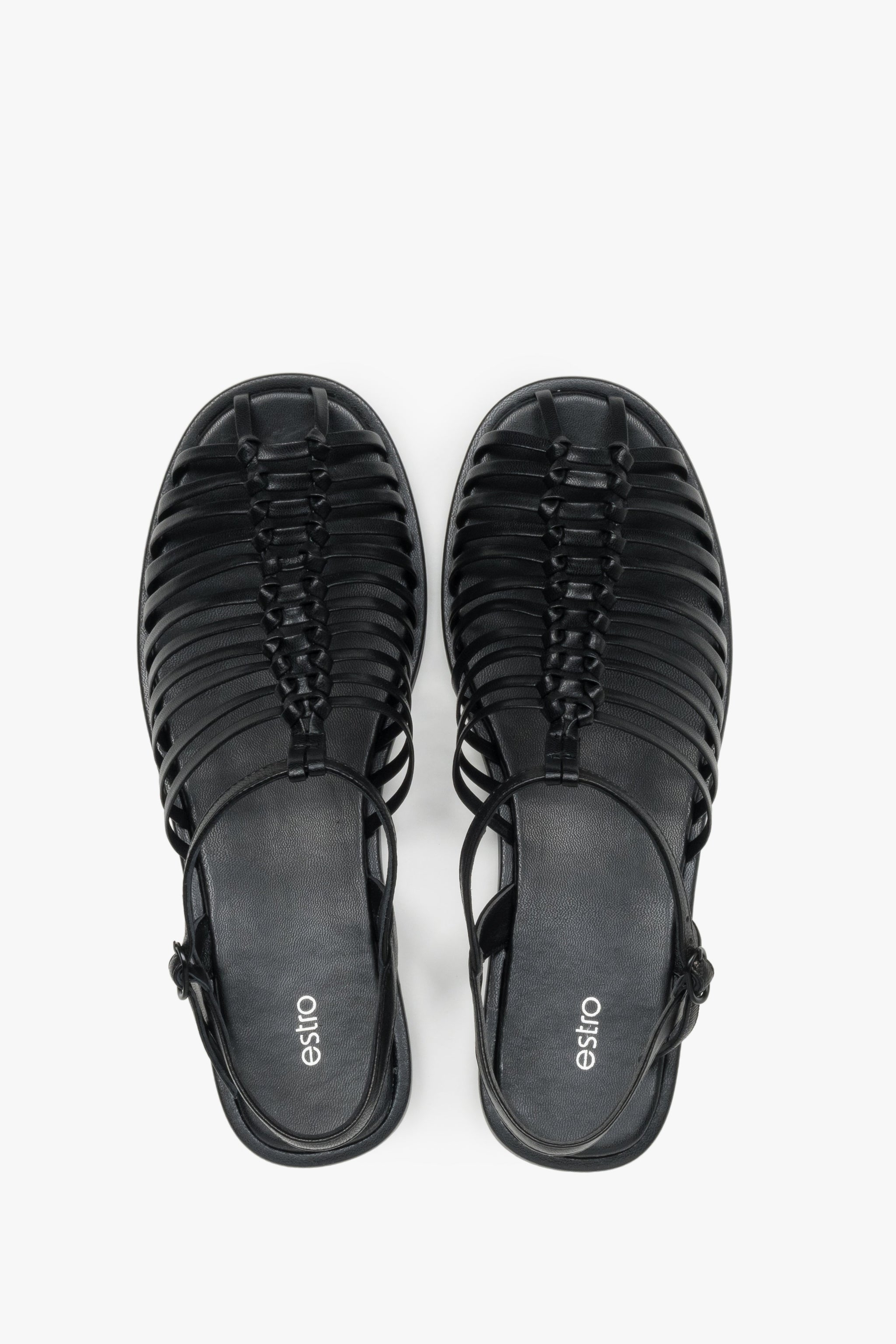 Schwarze Damen-Sandalen aus feinen Lederriemen im Fisherman-Stil.