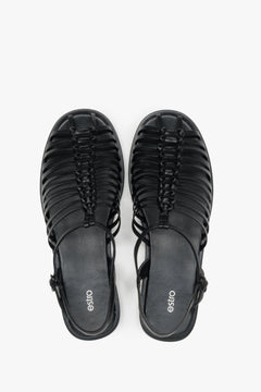 Schwarze Damen-Sandalen aus feinen Lederriemen im Fisherman-Stil.