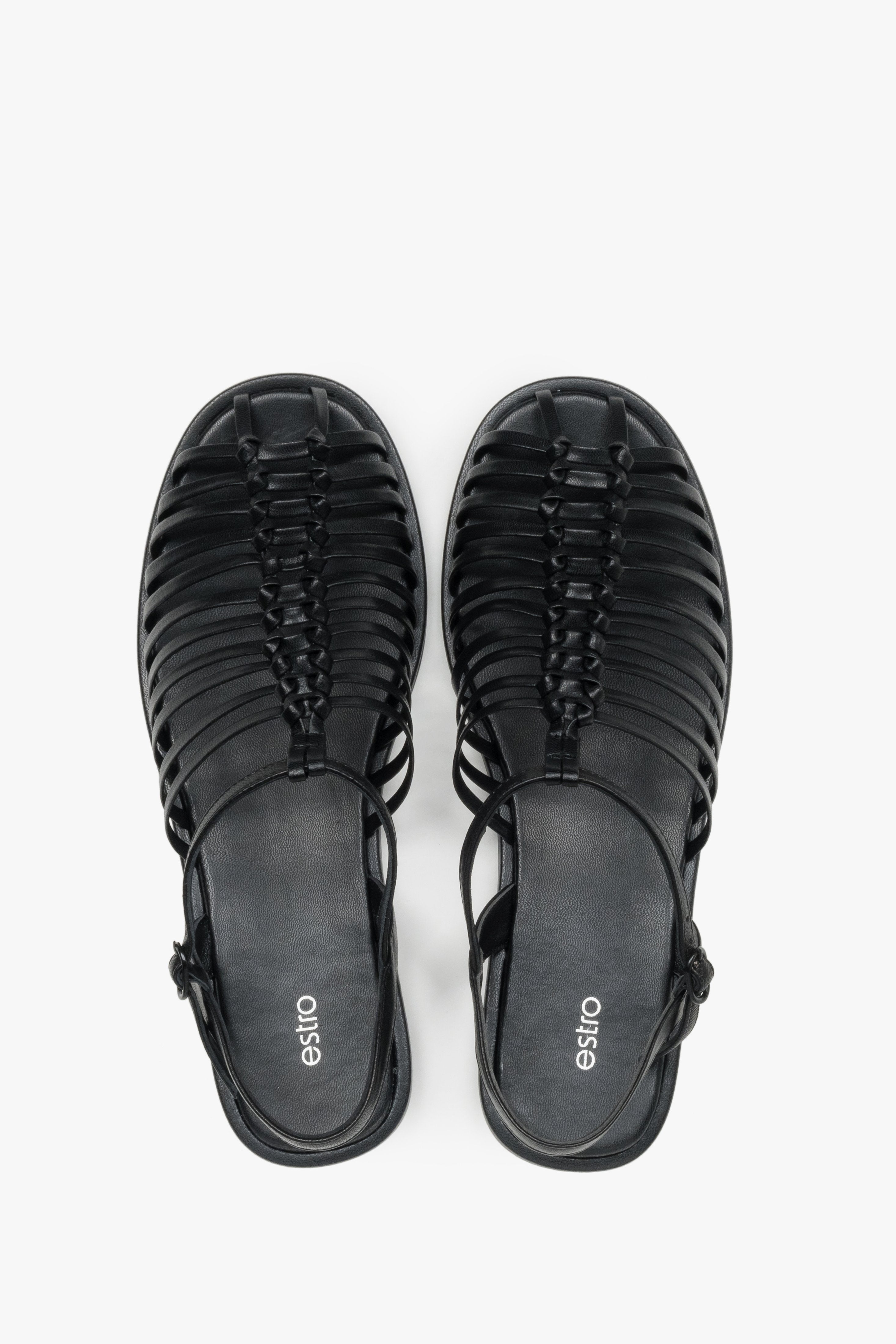 Schwarze Damen-Sandalen aus feinen Lederriemen im Fisherman-Stil.