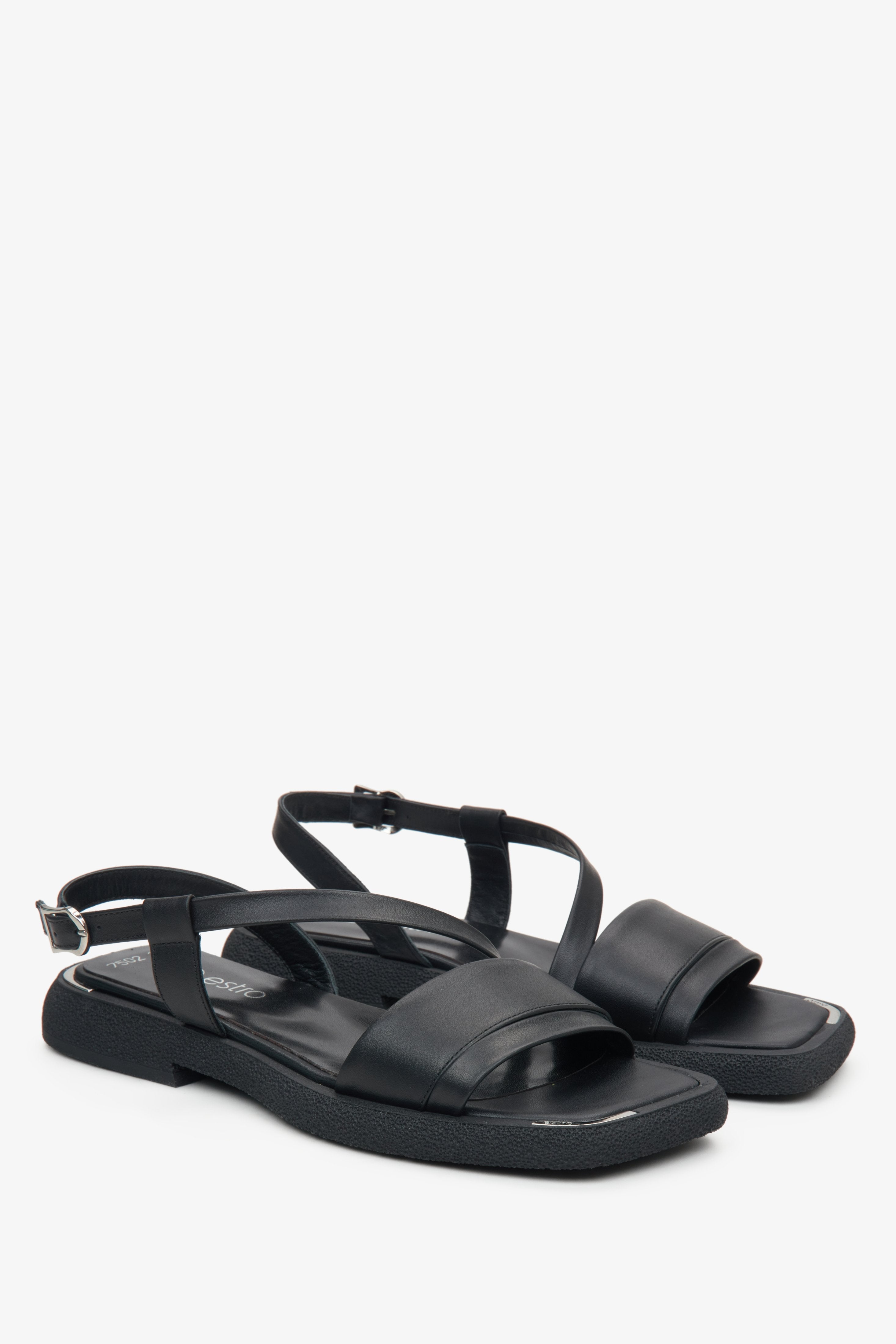Schwarze flache Damen Sandalen aus Echtleder mit Komfortsohle.