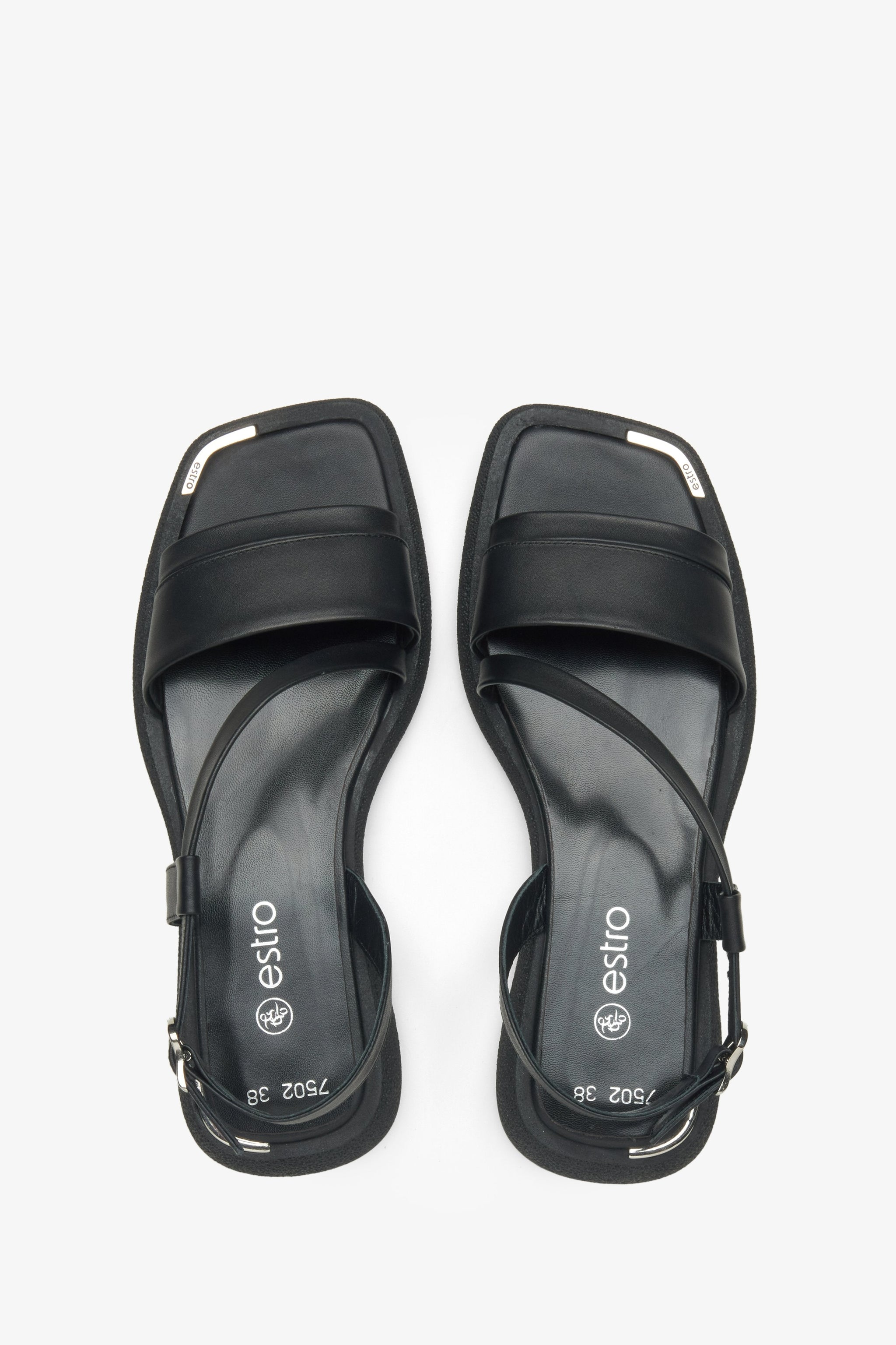 Nahaufnahme der weichen Lederriemen bei den schwarzen Damen-Sandalen. 