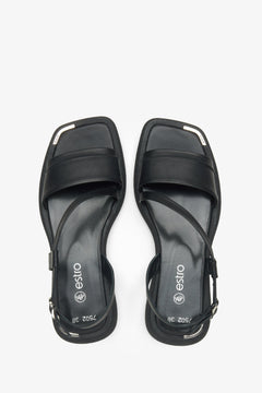 Nahaufnahme der weichen Lederriemen bei den schwarzen Damen-Sandalen. 