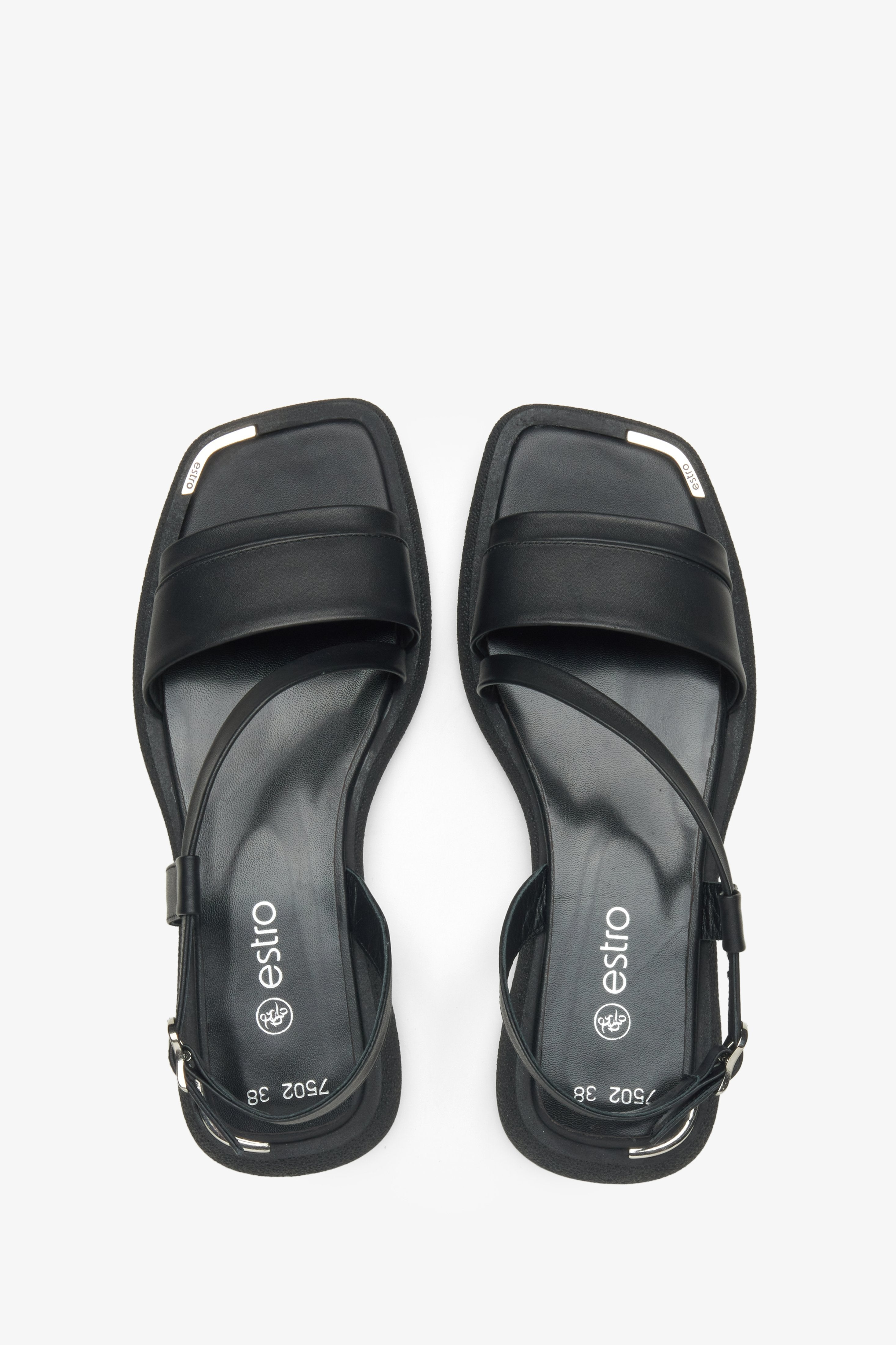 Nahaufnahme der weichen Lederriemen bei den schwarzen Damen-Sandalen. 