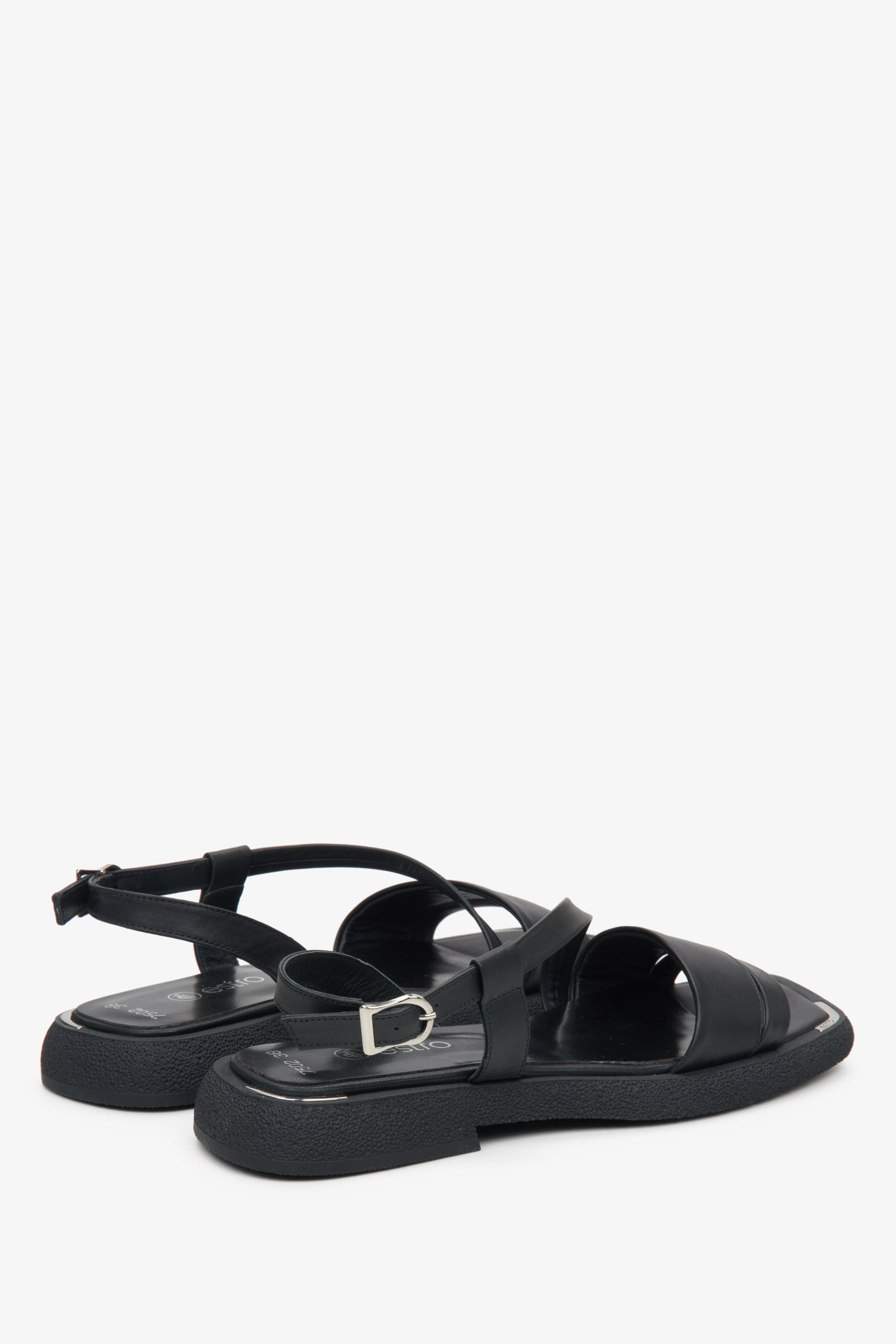 Seitenansicht der schwarzen Estro Sandalen mit ergonomisch geformter Sohle.