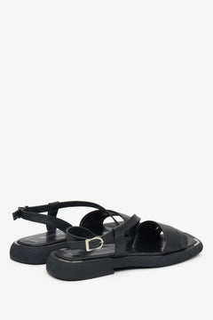 Seitenansicht der schwarzen Estro Sandalen mit ergonomisch geformter Sohle.