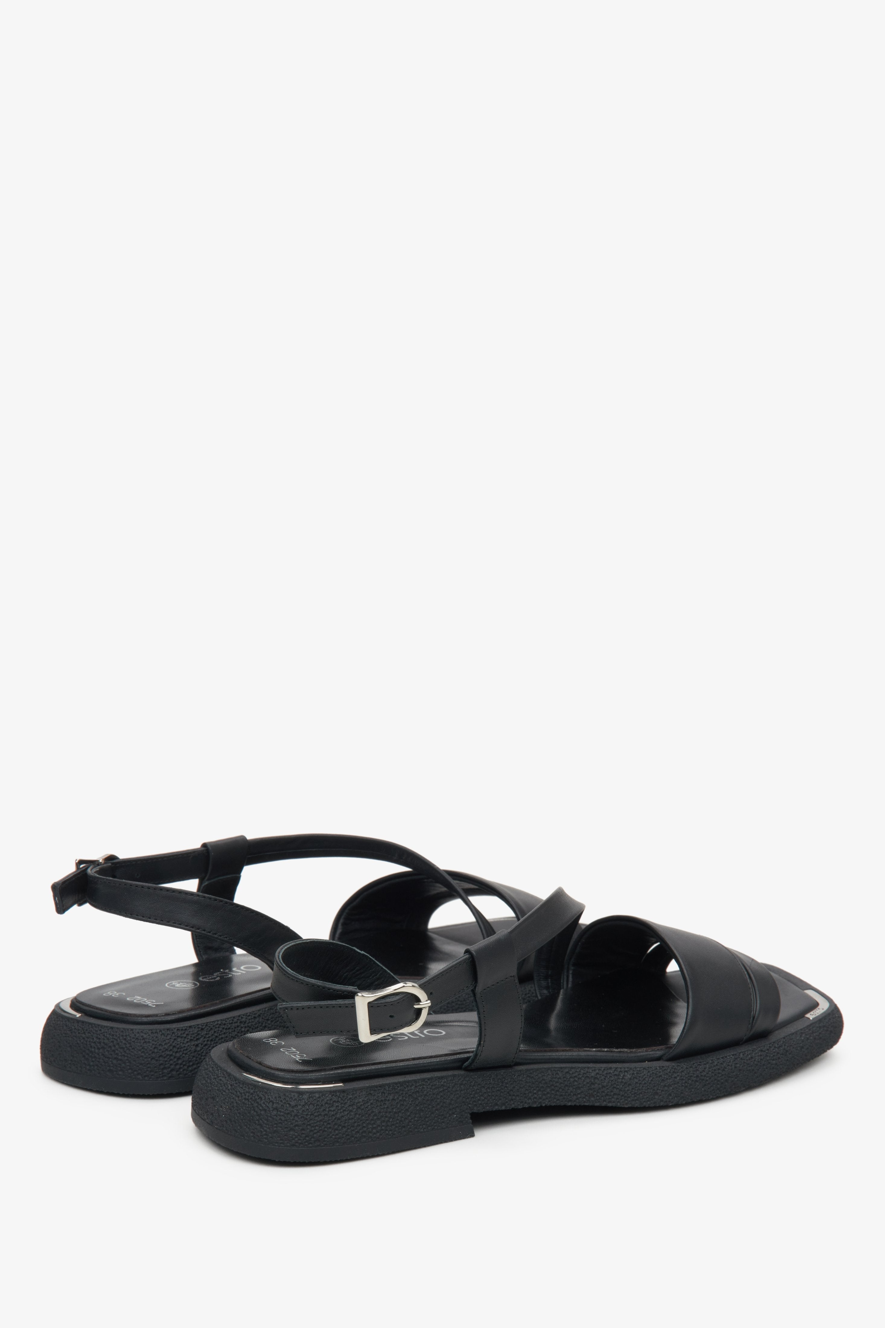 Seitenansicht der schwarzen Estro Sandalen mit ergonomisch geformter Sohle.