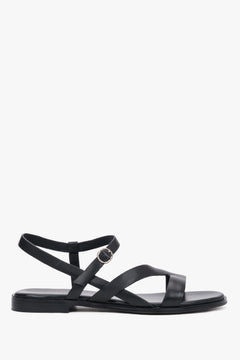 Schwarze flache Damen-Sandalen aus echtem Leder in seitlicher Profilansicht