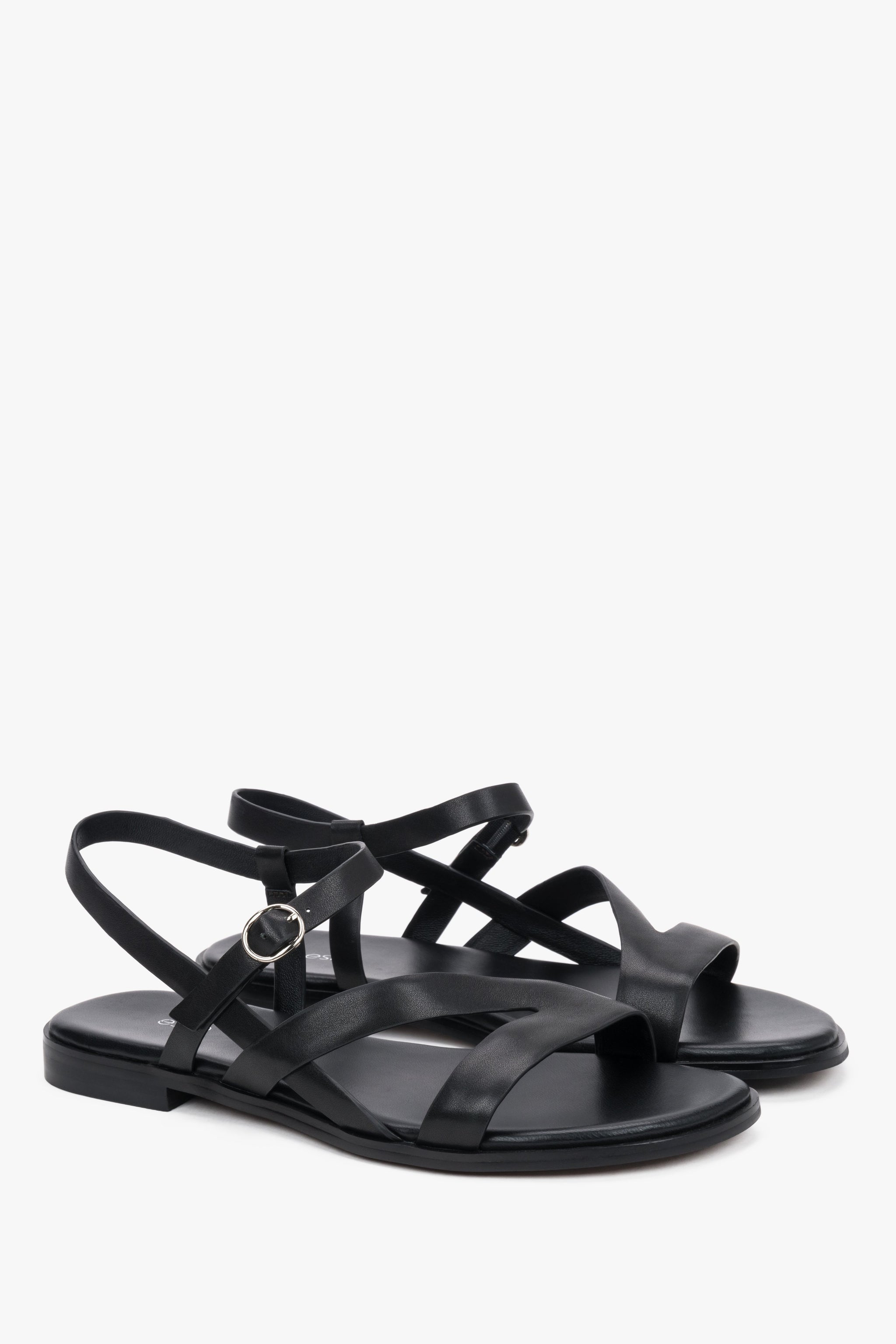 Schwarze Damen-Sandalen aus Leder mit elastischen Riemen in schräger Vorderansicht