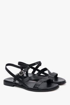 Schwarze Damen-Sandalen aus Leder mit elastischen Riemen in schräger Vorderansicht