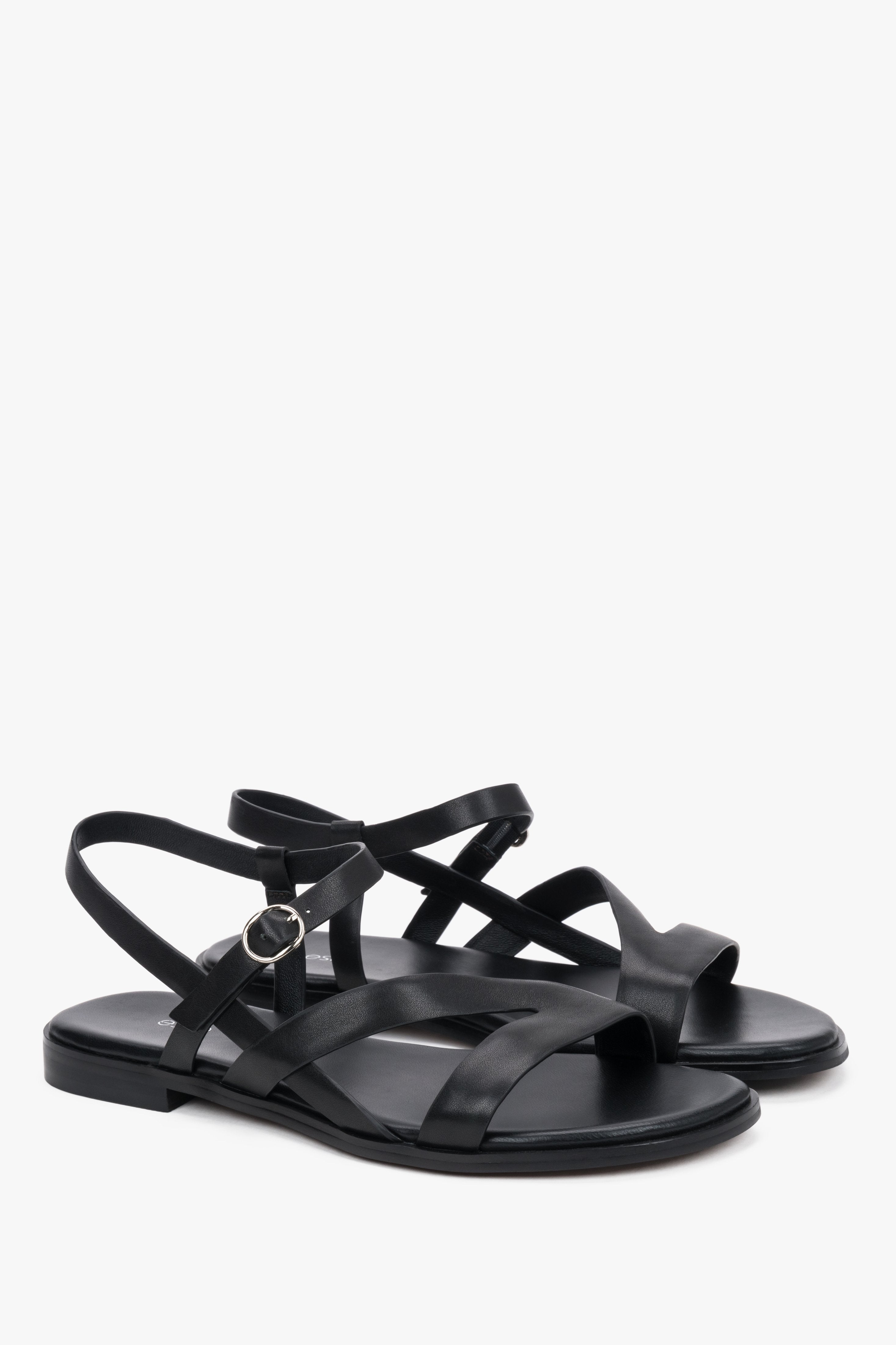 Schwarze Damen-Sandalen aus Leder mit elastischen Riemen in schräger Vorderansicht