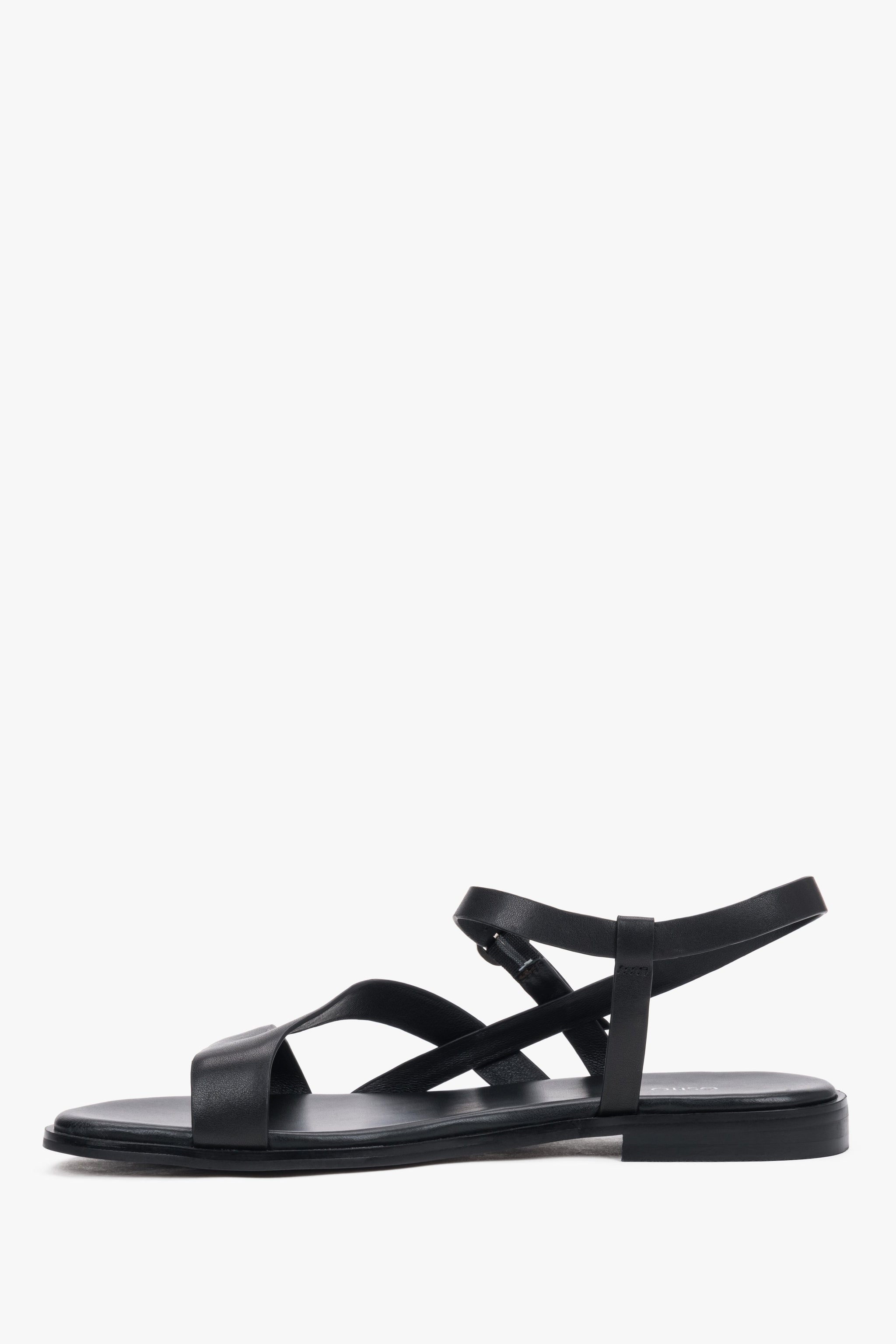 Schwarze flache Damen-Sandalen aus echtem Leder in seitlicher Ansicht
