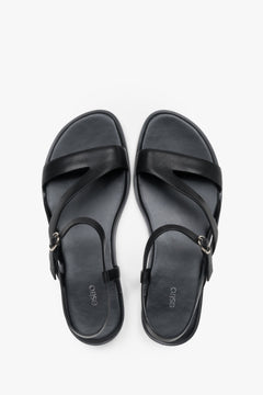 Schwarze Damen-Sandalen aus Leder von oben als Paar