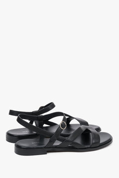 Schwarze flache Damen-Sandalen mit elastischen Riemen in schräger Seitenansicht
