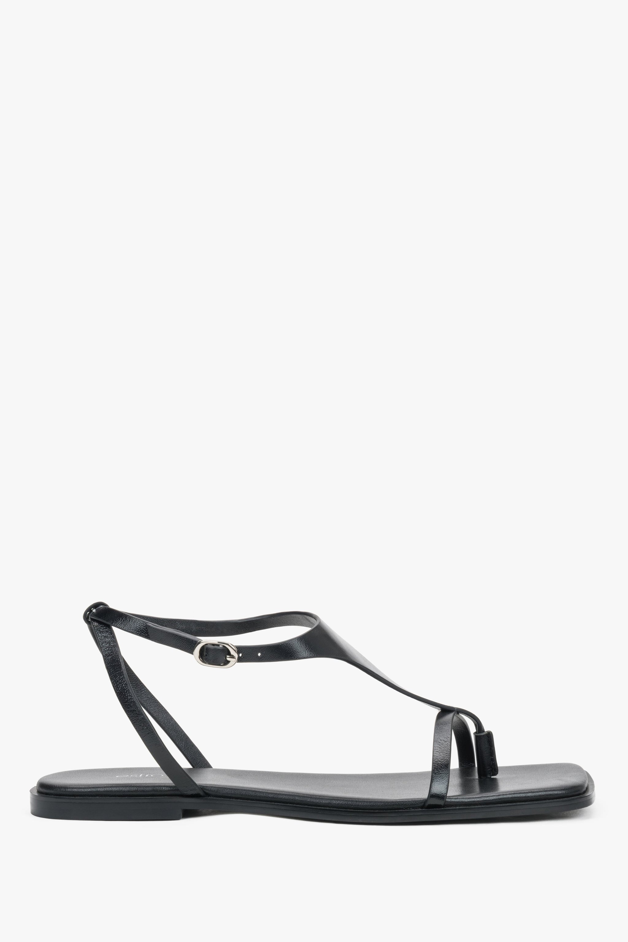 Schwarze flache Damen-Sandalen aus echtem Leder in seitlicher Profilansicht