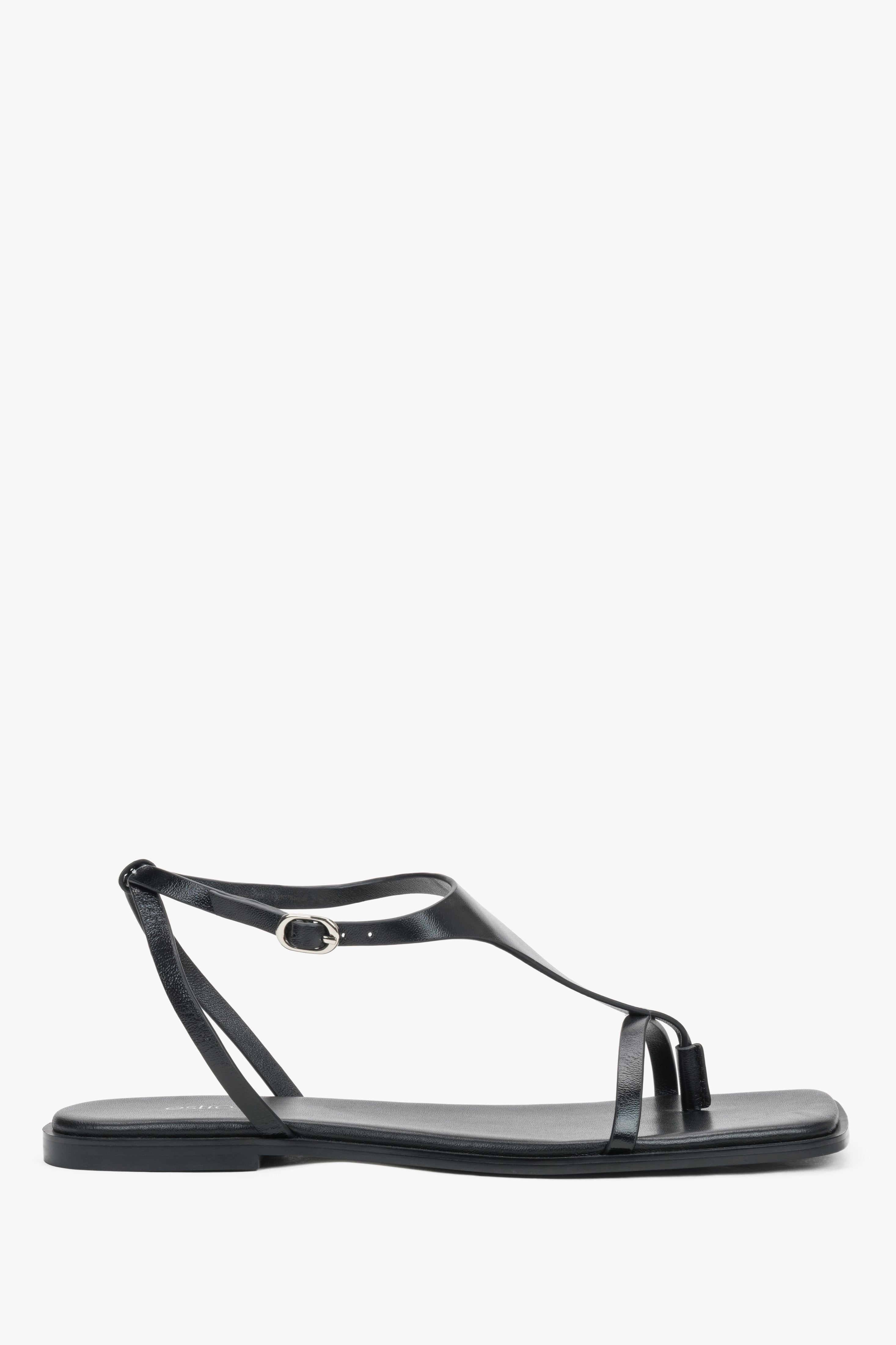 Schwarze flache Damen-Sandalen aus echtem Leder in seitlicher Profilansicht