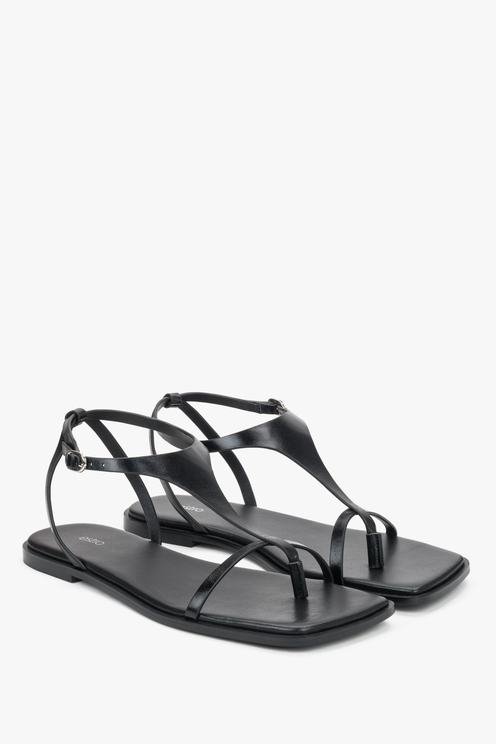Schwarze Damen-Sandalen aus Leder mit Zehentrenner in schräger Vorderansicht