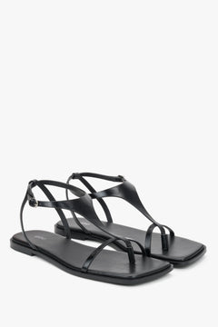 Schwarze Damen-Sandalen aus Leder mit Zehentrenner in schräger Vorderansicht