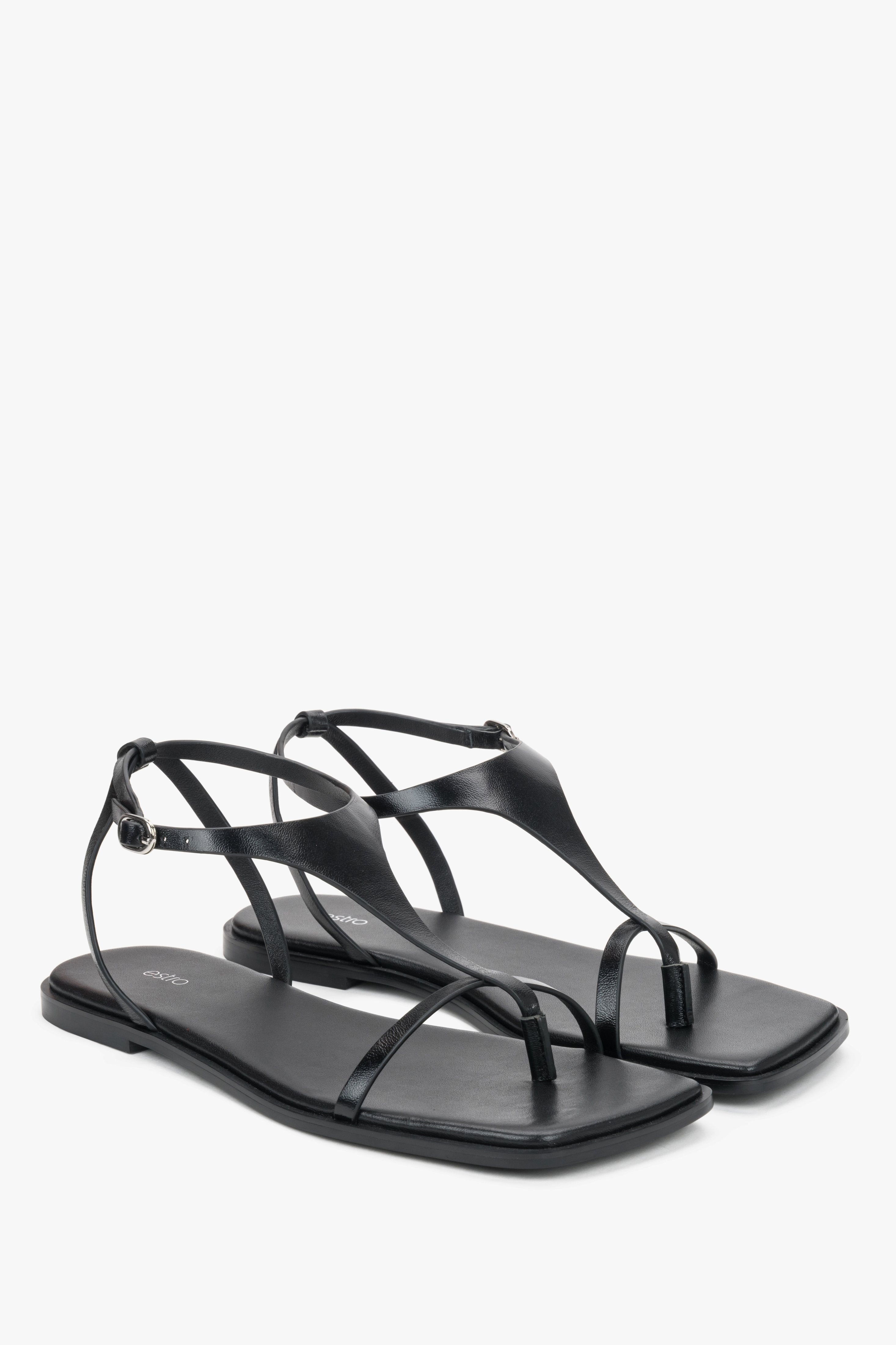 Schwarze Damen-Sandalen aus Leder mit Zehentrenner in schräger Vorderansicht