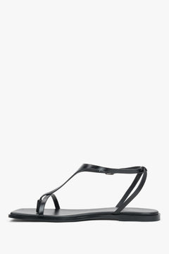 Schwarze flache Damen-Sandalen aus echtem Leder in seitlicher Ansicht