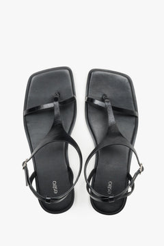 Schwarze Damen-Sandalen aus Leder von oben als Paar