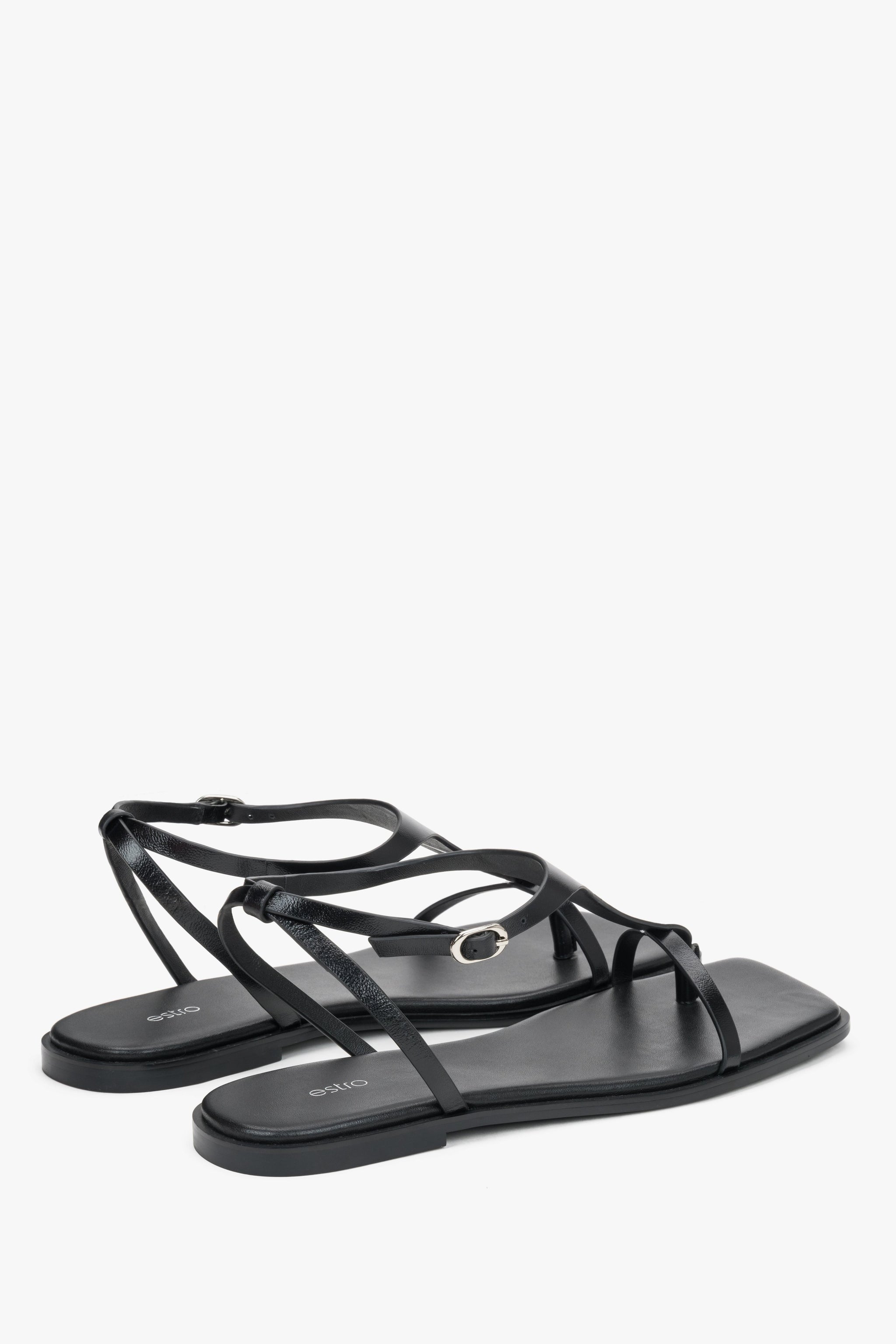 Schwarze flache Damen-Sandalen mit Zehentrenner in schräger Seitenansicht