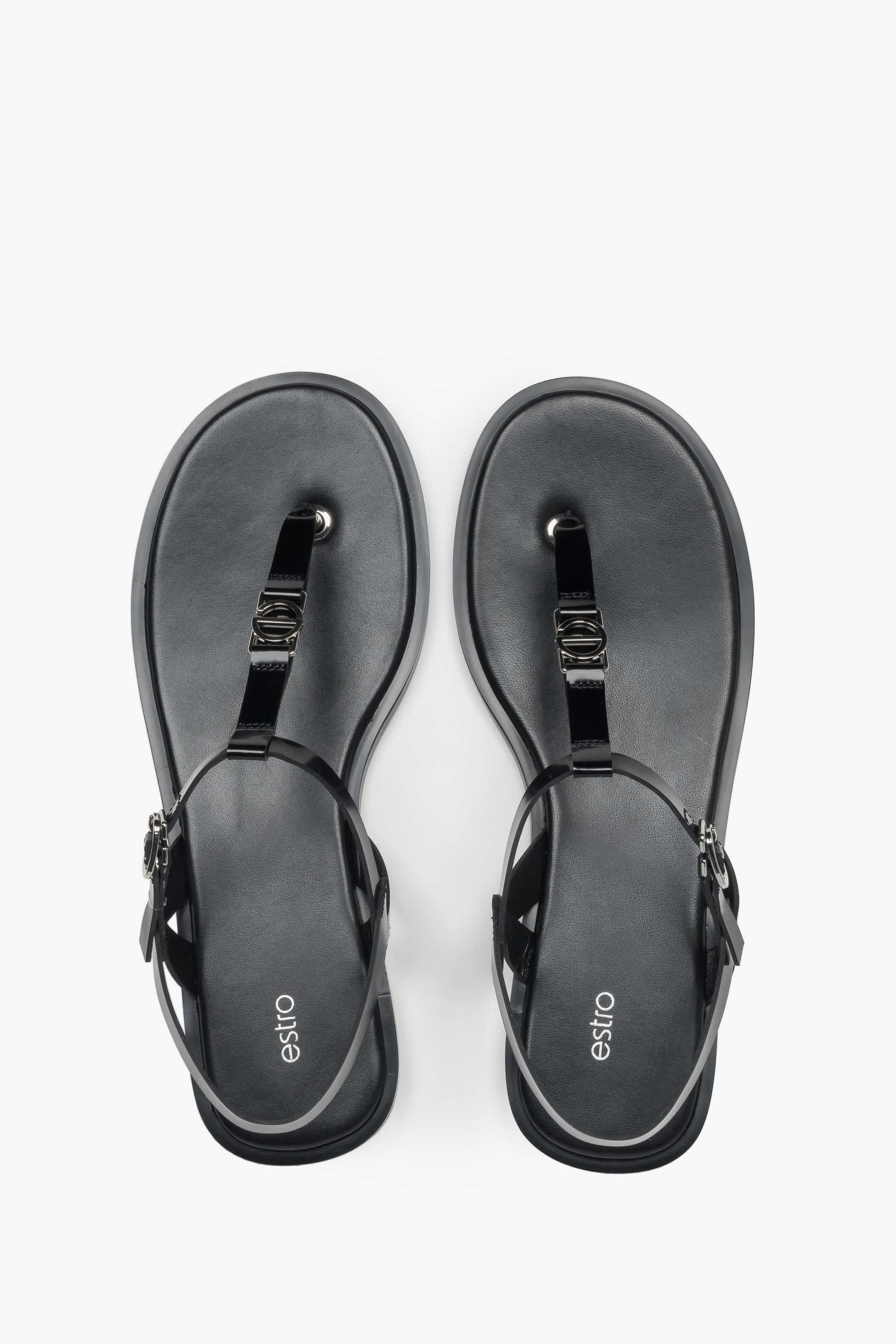 Draufsicht auf die schwarzen Zehentrenner-Sandalen aus Leder mit Chevro-Fußbett