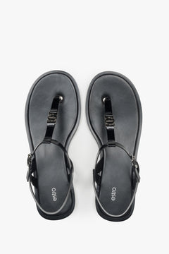 Draufsicht auf die schwarzen Zehentrenner-Sandalen aus Leder mit Chevro-Fußbett