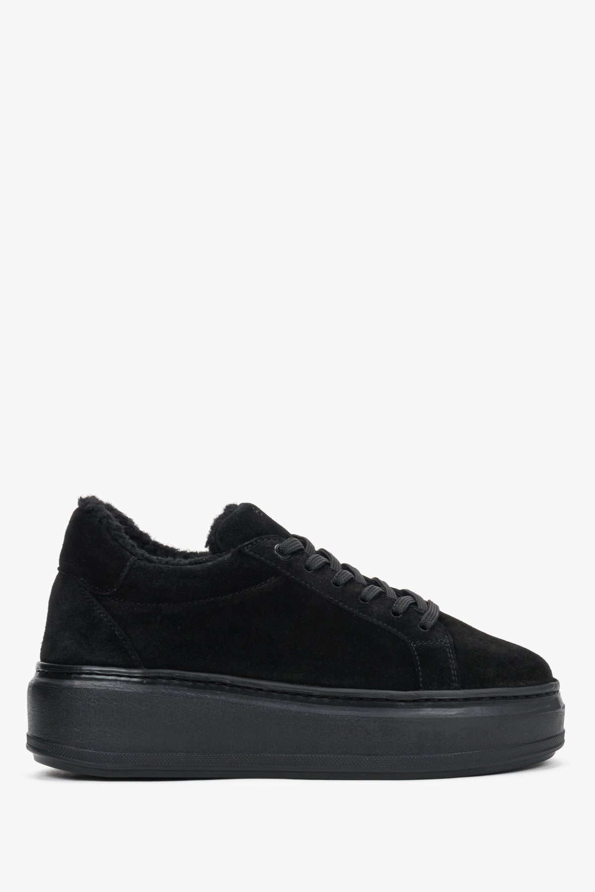 Flaches Seitenprofil der schwarzen Damen-Wintersneaker mit Plateausohle