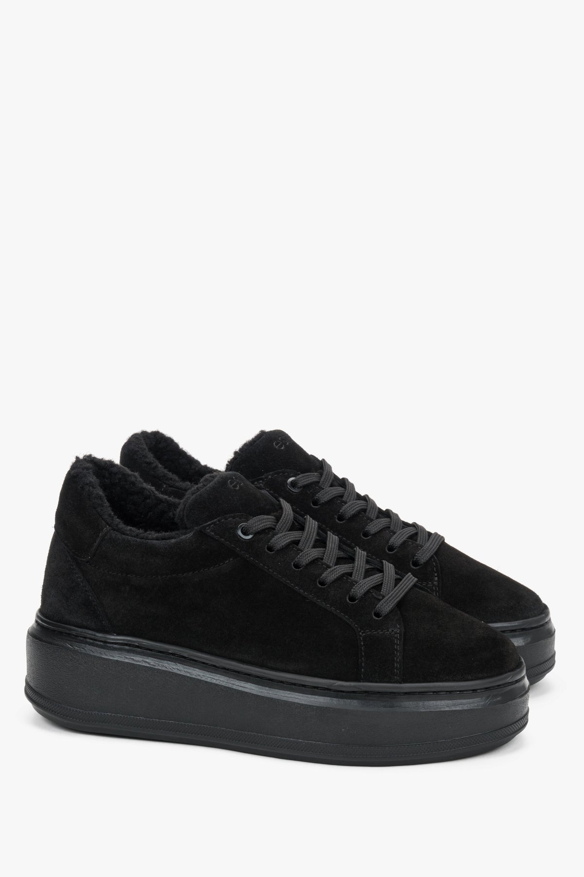 Schräge Frontalansicht der schwarzen Velours-Sneaker mit Schnürung