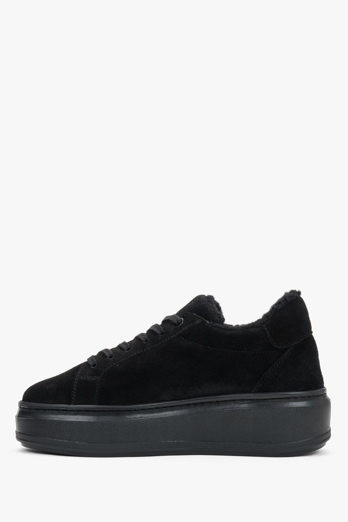 Seitliche Perspektive der schwarzen Damen-Sneaker aus Echtleder