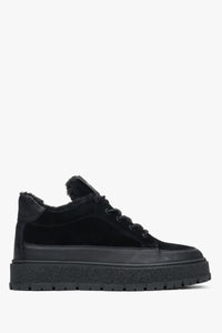 Flache Seitenansicht des schwarzen gefütterten Herren-Sneakers aus Velours und Leder