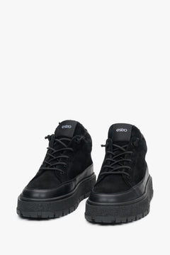 Draufsicht direkt von oben auf die Sneaker und den gepolsterten Einstieg