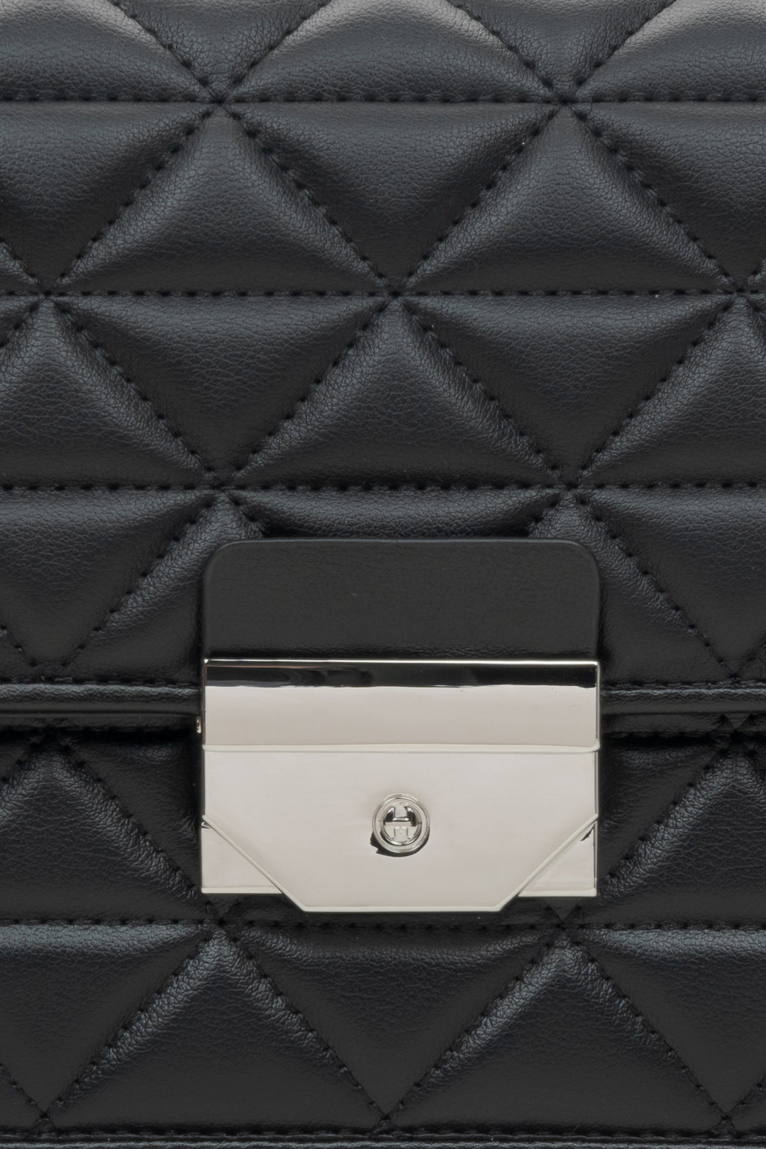 Schwarze Damenhandtasche aus echtem, gestepptem Leder von Estro – Nahaufnahme der Details.